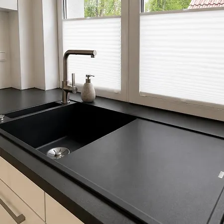 Modernes Designer-apartment In Ruhiger Lage Lägenhet